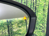 【リヤクロストラフィックアラート(RCTA)】駐車スペースから出る時に後方を横切ろうと接近してくる車両を検知しお知らせします。ショッピングモールなど大型商業施設の混雑した駐車場でも安心ですね♪