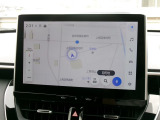 DCM(専用通信機)を装備したコネクティッドナビです。なお無償でのご利用期間は限定(令和11年3月まで)されています。詳しくは営業スタッフにお問い合わせください。