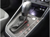レザーシフト、プッシュスタート、駐車支援システム付きです。