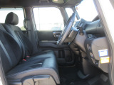 運転席、助手席ともに広々しています。また足元の広さだけでは無く、シートも大きめにしていますので体をしっかりと支え、長時間運転でも疲れが出にくい設計にしています。
