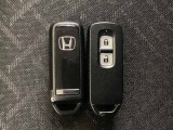 スマートキーを装備しています。鍵を差し込むことなくドアロックの開け閉めと、スタートボタン操作でのエンジンスタートができます。スペアキーも同じものを用意しております。