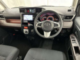運転席まわりです。 各操作スイッチは使いやすい位置に配置されてます。