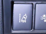 車線逸脱警報装置を装備しております。