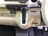 【eコンスイッチ】低燃費運転をサポートするECONモード。スイッチをONすると、エンジンやトランスミッション、A/Cなどを協調制御し、燃費の向上に貢献。エコドライブの効果を高めます。