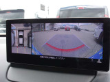 360度ビューカメラを搭載。4方の小型カメラの映像を処理し、車両真上からの映像に変換しています。