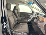 乗降がしやすい運転席。高さが調節できて小柄な方でも運転しやすいポジションをとることができます。