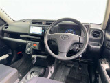 運転席まわりです。 各操作スイッチは使いやすい位置に配置されてます。