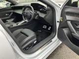 視線を奪うスタイリング。ライオンの牙をモチーフにしたシャープなライト