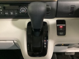 CVT車のセレクトレバーです。低速から高速まで、変速ショックのないスムーズな走りと、エンジン効率のよい領域を維持して燃費にも貢献します。サイドブレーキはスイッチ操作の電子制御パーキングブレーキです。