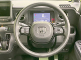 インテリアに合わせたデザインのステアリングは、運転される方のことも考え、運転しやすい形状、大きさです。是非一度、実際に触ってお確かめください。