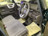 【ベンチシート】運転席と助手席の移動もスムーズ!狭い駐車場での乗り降りや、お子様の乗り降りにも便利です。座席の間にコンソールボックスやドリンクホルダーがないため、車内空間が広く感じます。