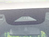 【ホンダセンシング】走行中に前方の車両等を認識し、衝突しそうな時は警報とブレーキで衝突回避と被害軽減をアシスト。より安全にドライブをお楽しみいただけます。