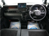 運転にかかわる様々な操作を安全に行えるように視点移動が少なく、操作性に配慮されたスイッチ類が凝縮されたコクピットです。
