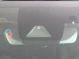 【プリクラッシュセーフティ】前方の車両等を検知し、衝突しそうな時は警報で注意を促し、ブレーキを踏む力をサポート。ブレーキを踏めなかった場合は衝突被害軽減ブレーキが作動、衝突回避をサポートします。