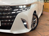 【LEDヘッドライト】悪天候や夜間走行時も良好な視界を確保し安心して運転できる高輝度LEDヘッドライトを装備!点灯速度が早く、消費電力も抑えられています。