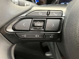 【ステアリングスイッチ付ハンドル】ナビゲーションに視線を移さず、ハンドルから手を離さず、運転に集中したまま手元でオーディオ操作できます♪