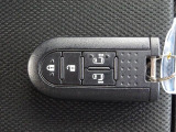 とっても便利なスマートキーシステム装備。携帯するだけでドア等の施錠・開錠・エンジン始動が可能なスマートキーシステムです。