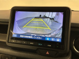 リバースギアに入れるだけで後方の表示へ切り替わります。夜間や雨の日の駐車も楽になりますよ。