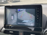 アラウンドビューモニター。クルマのまわりや目が届きにくいところも、大きい画面でしっかり確認できるので安心。