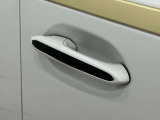 コンフォートアクセス付きでキーを携帯していれば施錠、開錠が可能です。