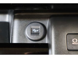 通信/給電用USBを装備しています。車内には、USB充電器や様々な電気製品の電源供給ポートとしてアクセサリーソケットや給電用USBも装備しています。