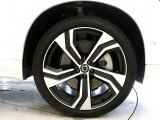 ダイヤモンドカット/ブラック5ダブルスポーク9.0J&times;22インチアルミホイール。衝突回避・被害軽減ブレーキシステムやパイロット・アシストなど、数多くの先進安全・運転支援機能を標準装備。