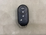 リモコンエンジンスターターを装備しています。操作キーはスマートキーも兼用しており、鍵を差し込むことなくドアロックの開け閉めと、スタートボタン操作でのエンジンスタートができます。