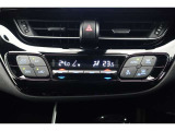★運転席と助手席でそれぞれお好みに合わせて温度設定が行えるフルオートエアコンです。外気温や室温、日射量を感知し、吹き出し温度、風量を緻密に制御します
