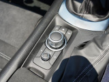 マツダコネクトを操作するコマンダーコントロールです。運転中に自然と手の触れる位置に配置されています。