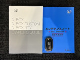 スマートキーは鍵をバッグに入れたままでもドアロックの開閉やエンジンのON・OFFができます。夜間や雨の日も鍵を探さなくて良いので便利です。