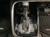「e:HEV」は、モーター走行を中心にしながら電気エネルギーやエンジン動力を最も効率よく使い分けることができる賢いハイブリッドシステムです。サイドブレーキはスイッチ操作の電子制御パーキングブレーキです