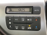 【オートエアコン】一度お好みの温度に設定すれば、車内の温度を検知し風量や温度を自動で調整。暑い&hellip;寒い&hellip;と何度もスイッチ操作をする必要はありません。快適な車内空間には必須の機能ですね♪