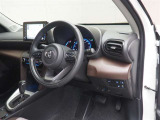 運転席の様子です。見通しの良いすっきりとした内装で、運転しやすい空間となっております!