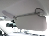 運転席と助手席の天井部分のサンバイザーを使うことで、眩しい日差しを遮ることができます。
