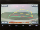 【バックガイドモニター】ガイド線はハンドルと連動しているので、予想進路に合わせてガイド線が動きます!カメラについた水滴を風で吹き飛ばす雨滴除去機能付き!雨天時の後方視界の確保に役立ちます!