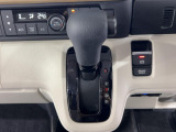 インパネシフトだから視線の移動も少なく足元もスッキリ♪運転席もゆったりしているのでゆとりを持ってドライブできますね!