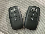 スマートキーをポケットやバッグに携帯していれば、キーを取り出すことなくドアハンドルを握り解錠、ドアハンドルのセンサーに触れるだけで施錠できます。