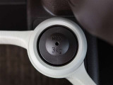 シンプルながら機能性あふれる運転席周りですね。使いやすいスイッチ類の配置によりとても運転しやすいですよ♪