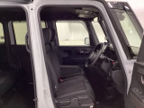 【ベンチシート】運転席と助手席の移動もスムーズ!狭い駐車場での乗り降りや、お子様の乗り降りにも便利です。座席の間にコンソールボックスやドリンクホルダーがないため、車内空間が広く感じます。
