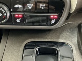 運転席/助手席シートヒーターで寒い日もすぐに温かくなり快適に過ごせます。2段階の温度調整が可能です