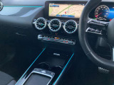 ステアリングシフトが装備されております。ステアリングから手を離さずにシフトチェンジができます。マニュアルモードをご選択頂くことにより、よりアグレッシブな走行が可能となります