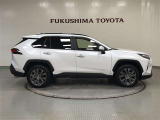 【まるごとクリーニング】シートを取り外し、車内を徹底洗浄。隅々まで丁寧に仕上げています。