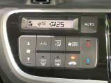 【オートエアコン】一度お好みの温度に設定すれば、車内の温度を検知し風量や温度を自動で調整。暑い&hellip;寒い&hellip;と何度もスイッチ操作をする必要はありません。快適な車内空間には必須の機能ですね♪