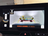 こちらのバックカメラは画面にラインが表示されておりますので、バック時のクルマの進行方向の目安になります。より高いレベルで車庫入れをサポートする、便利な機能ですね。
