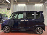 【スマートアシスト搭載車】 衝突回避支援ブレーキ機能(対車両・歩行者)、衝突警報機能(対車両・対歩行者)、誤発信抑制制御機能などの機能で安全な運転をサポートします。