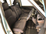 運転席の座面高さを調整できるシートリフターが付いています。フロントシートはベンチシートを採用で、座面も広く使い勝手もいいですよ♪