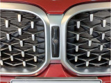 【キドニーグリル】BMWは約90年もの間、ほぼ全ての車両にひと目でBMWだと分かるこの特徴的なフロントグリルが備えられ、デザイン・アイコンとして親しまれてきました。