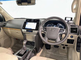 運転席まわりです。 各操作スイッチは使いやすい位置に配置されてます。