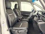 乗降がしやすい運転席。高さが調節できて小柄な方でも運転しやすいポジションをとることができます。