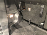 トランクル-ムは照明付きです。地下駐車場や、夜間のお荷物整理に大変便利です。